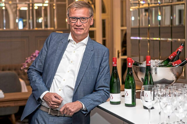 Günther Jauch lehnt an Bar