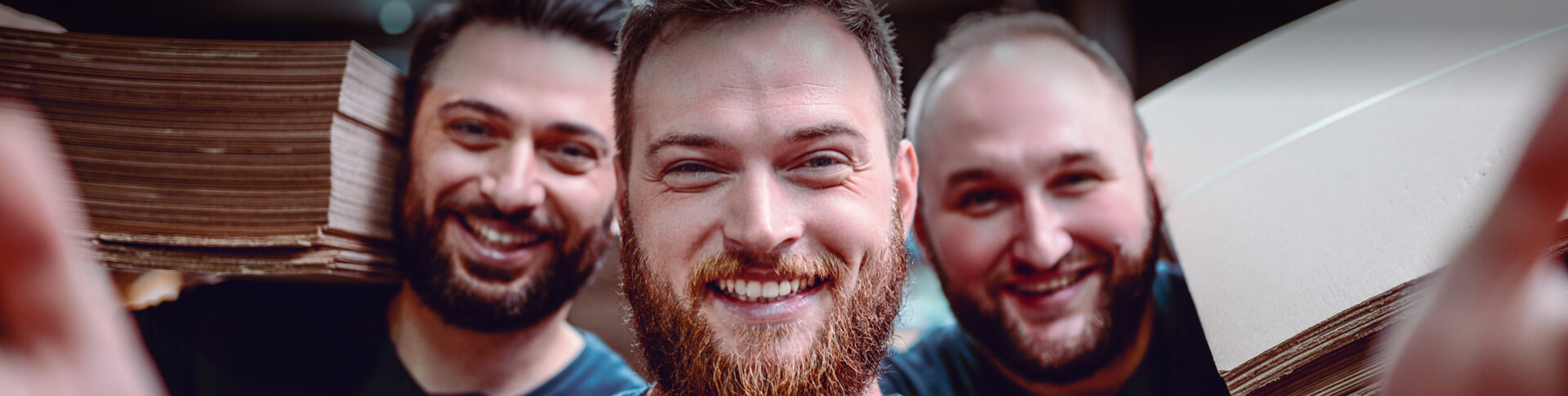 3 Männer mit Bart machen Selfie