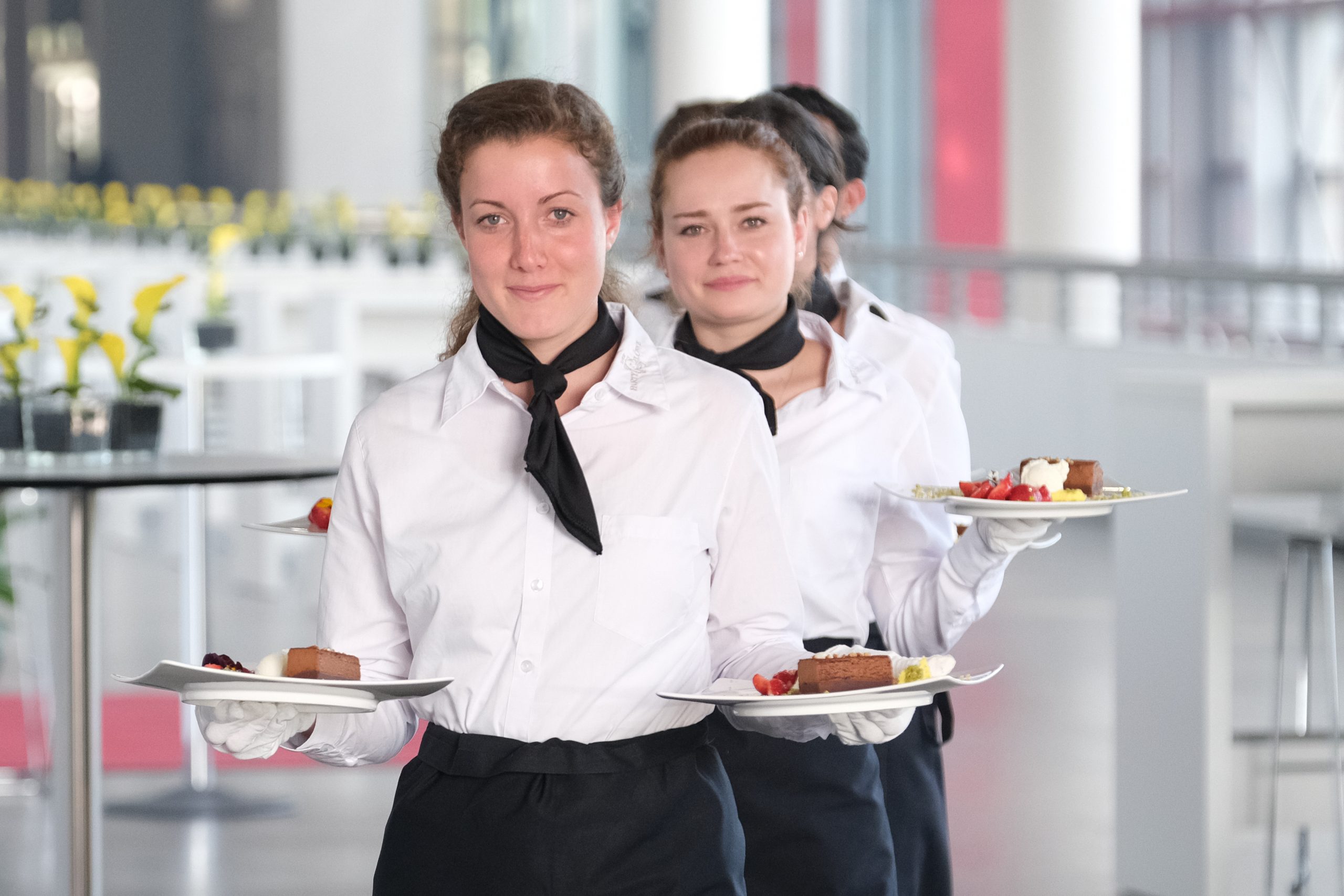 Servicemitarbeiterinnen hintereinander