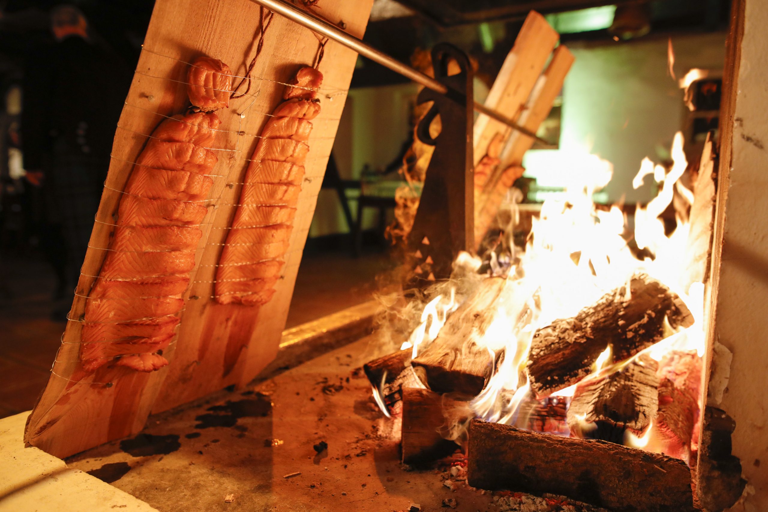 Lachs vor offenem Feuer