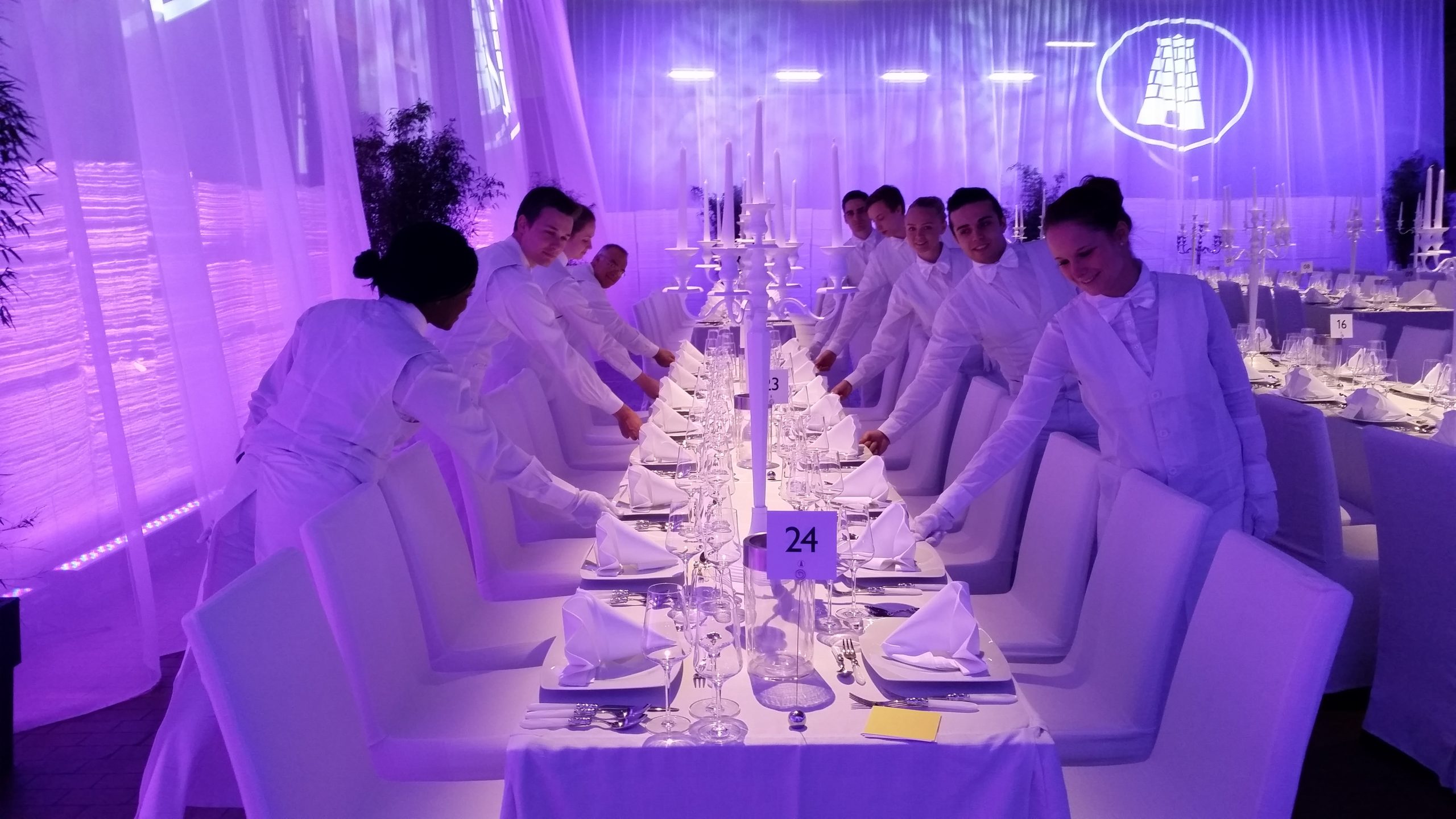 PL-Seite Servicemitarbeiterinnen und -mitarbeiter präsentieren Eventlocation