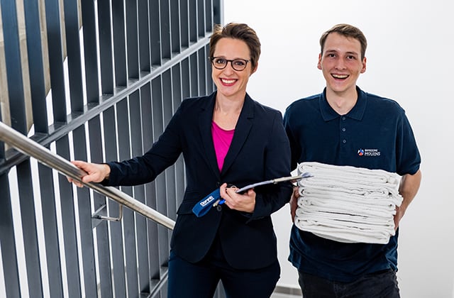 Frau und Mann mit Handtüchern auf Treppe