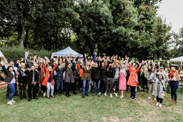 Gruppe von mehreren Menschen der Hand Group