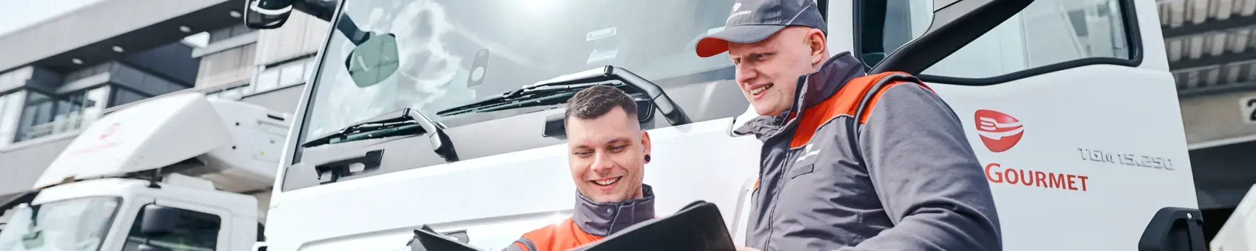 Transgourmet - Mitarbeiter vor dem LKW